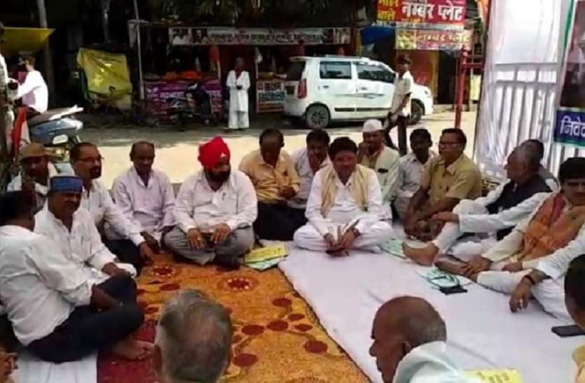 rewa महंगाई और प्रियंका गांधी की गिरफ्तारी के मुद्दे पर कांग्रेस का धरना