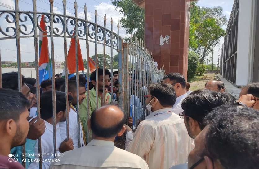 कॉलेज में तालाबंदी कर एनएसयूआई ने की सीट बढ़ाने की मांग कॉलेज में तालाबंदी कर एनएसयूआई ने की सीट बढ़ाने की मांग
