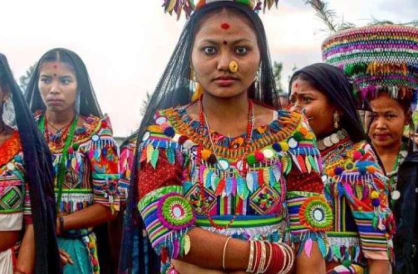 tharu.jpg Weird Tradition of Tharu Tribe Women: पैरों से आगे बढ़ाकर खाने की थाली परोसने की अजीबोगरीब परंपरा है यहां