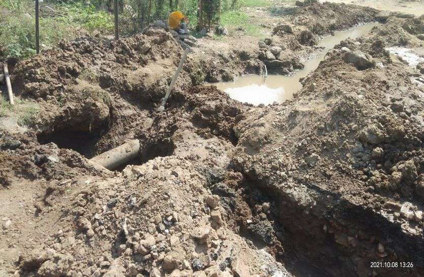 Broken line in Vijay Singh Pathiknagar, contaminated water coming duri विजयसिंह पथिकनगर में टूटी लाइन, जलापूर्ति के दौरान आ रहा दूषित पानी