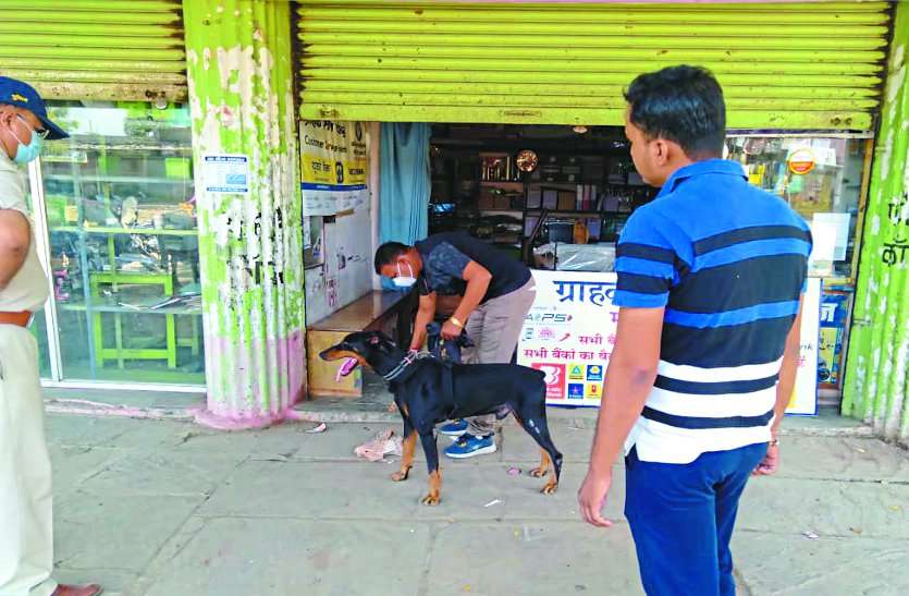 कैश काउंटर के ड्राज का लॉक तोड़कर तीन लाख से अधिक नगदी ले उड़े चोर जिले में चोरों का उत्पात, एक रात मेंं हाइवे किनारे तीन दुकानों के ताले टूटे