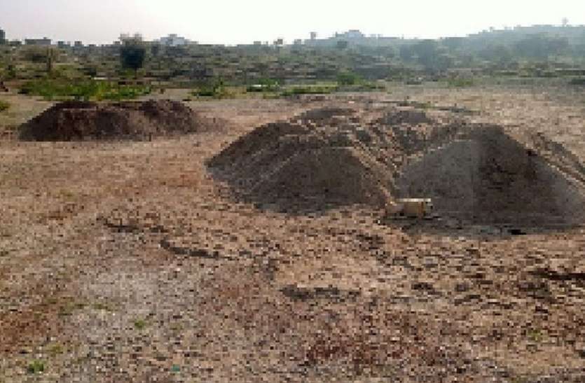 बजरी भरे वाहनों से टूट रही सड़कें, आवाजाही में परेशानी बजरी भरे वाहनों से टूट रही सड़कें, आवाजाही में परेशानी