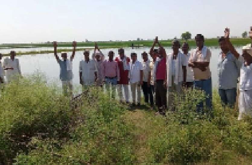 पानी की निकासी नहीं होने से रबी की बुवाई में देरी की स्थिति बनी पानी की निकासी नहीं होने से रबी की बुवाई में देरी की स्थिति बनी