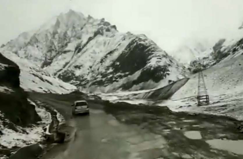 Fresh Snowfall In Jammu Kashmir जम्मू-कश्मीर के कुपवाड़ा में पहला Snowfall, बर्फ की सफेद चादर से ढंकी घाटी