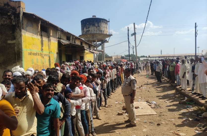 खाद का संकट बरकरार: किसानों ने किया चक्काजाम खाद का संकट बरकरार: किसानों ने किया चक्काजाम