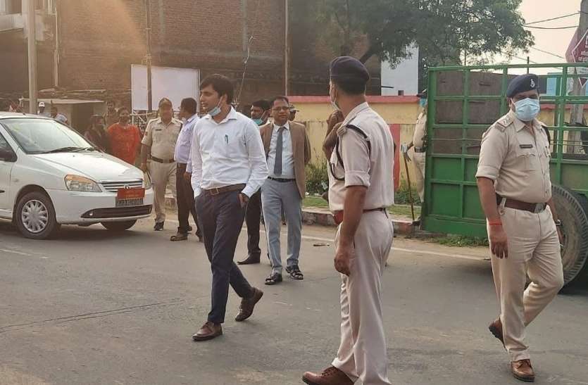 judicial magistrate came on road for cattle with police मवेशियों को पकडऩे दलबल के साथ सड़क पर उतरे न्यायिक मजिस्टे्रट