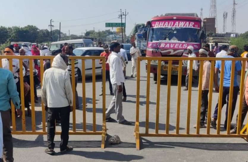 खाद की किल्लत: नाराज किसान सड़कों पर खाद की किल्लत: नाराज किसान सड़कों पर