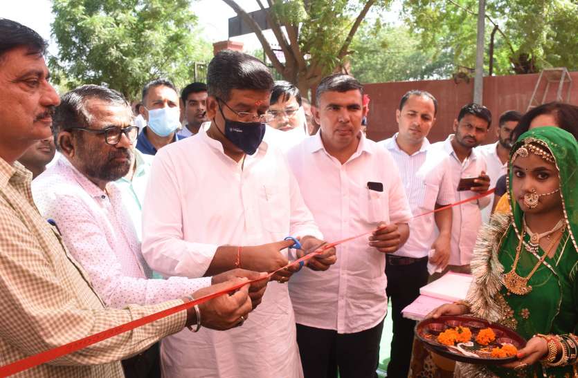 मंत्री ने किया प्रतिभाशाली छात्राओं का सम्मान मंत्री ने किया प्रतिभाशाली छात्राओं का सम्मान