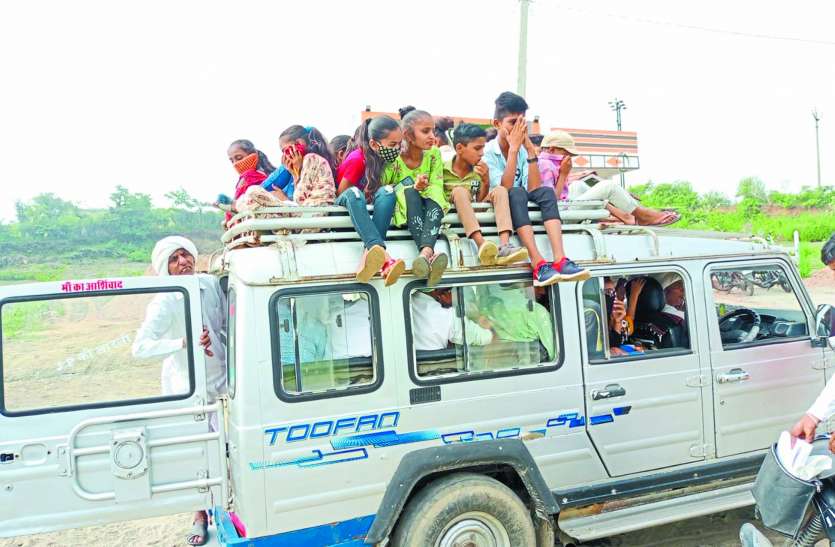 क्षमता से अधिक सवारियां, छत पर बच्चे, फिर भी पुलिस ने नहीं रोका क्षमता से अधिक सवारियां, छत पर बच्चे, फिर भी पुलिस ने नहीं रोका