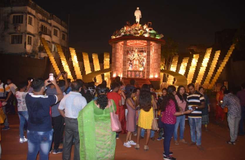 राजनीतिक रंगों से लेकर आस्था के फूलों से सजे पंडाल राजनीतिक रंगों से लेकर आस्था के फूलों से सजे पंडाल