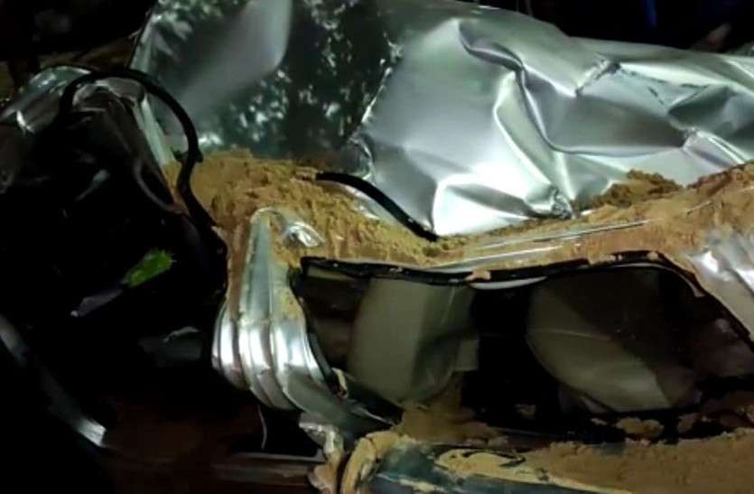 accident.jpg जयपुर में बजरी से भरे डंपर के नीचे दबी कार, दादा-दादी की दर्दनाक मौत, पोता गंभीर