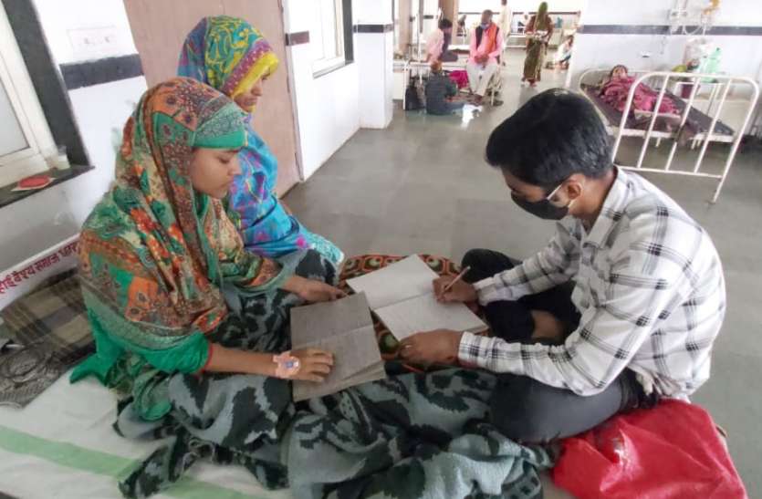बेटा-बेटी की पढ़ाई जरुरी गरीबी ऐसी कि छह महीने से घर की कटी है बिजली, बीमार हुए तो अस्पताल में भी जारी रखी पढ़ाई