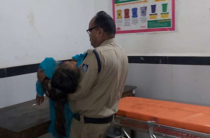 सड़क हादसे में पिता और बेटी घायल दुर्घटना में घायल छात्रा को नहीं मिला स्ट्रेचर तो आरक्षक ने गोद में उठाकर पहुंचाया