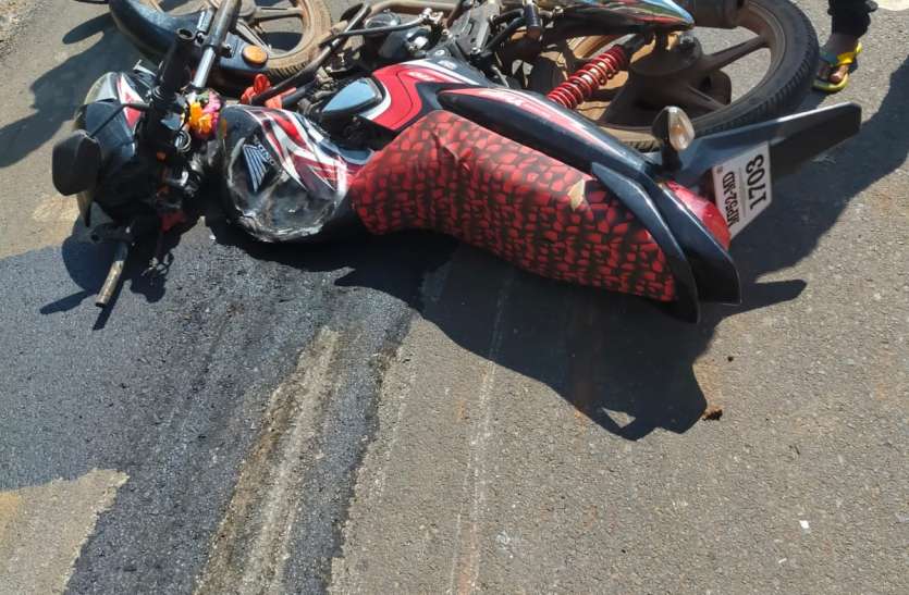 Truck hit the bike, two died ट्रक ने बाइक को मारी ठोकर, दो की मौत