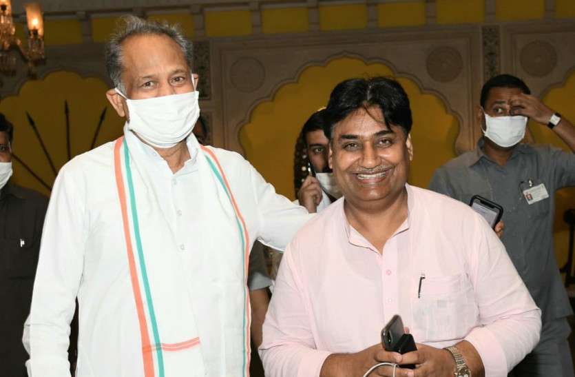 jaipur Rajasthan Panchayat Election Result : अलवर - धौलपुर में कांग्रेस का जिला प्रमुख , गहलोत— डोटासरा ने खुशी जताई