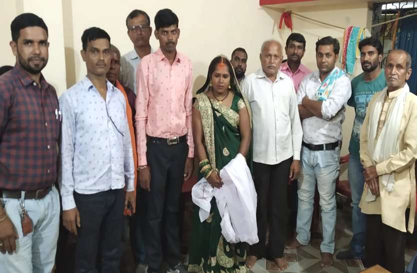 बेटे की मौत के बाद विधवा बहू की बेरंग जिंदगी में सास-ससुर ने पुनर्विवाह से भरी खुशियां, बेटी बनाकर घर से किया विदा बेटे की मौत के बाद विधवा बहू की बेरंग जिंदगी में सास-ससुर ने पुनर्विवाह से भरी खुशियां, बेटी बनाकर घर से किया विदा