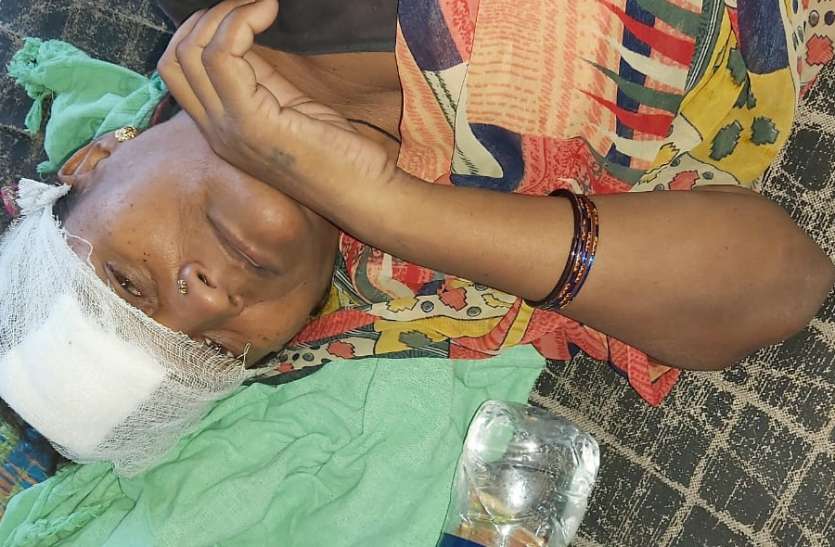 लालच में बड़े बेटे ने की शर्मनाक करतूत मां के बैंक खाते में जमा 2 लाख व 4 एकड़ जमीन हड़पने के लिए बेटे बहू ने मां को पीटा