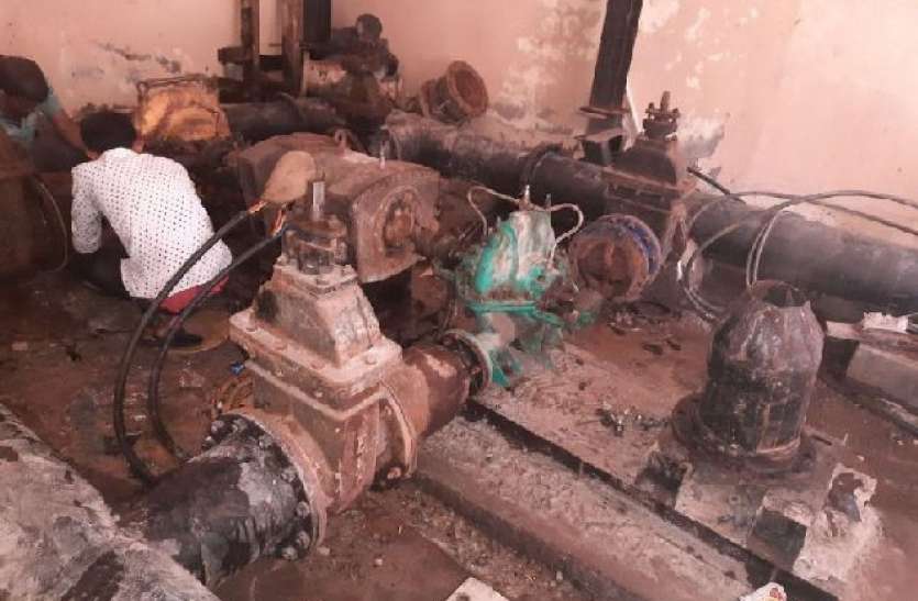 भीतरी शहर की 12 कॉलोनियों के 1 हजार घरों में पानी के लिए त्राहि-त्राहि भीतरी शहर की 12 कॉलोनियों के 1 हजार घरों में पानी के लिए त्राहि-त्राहि