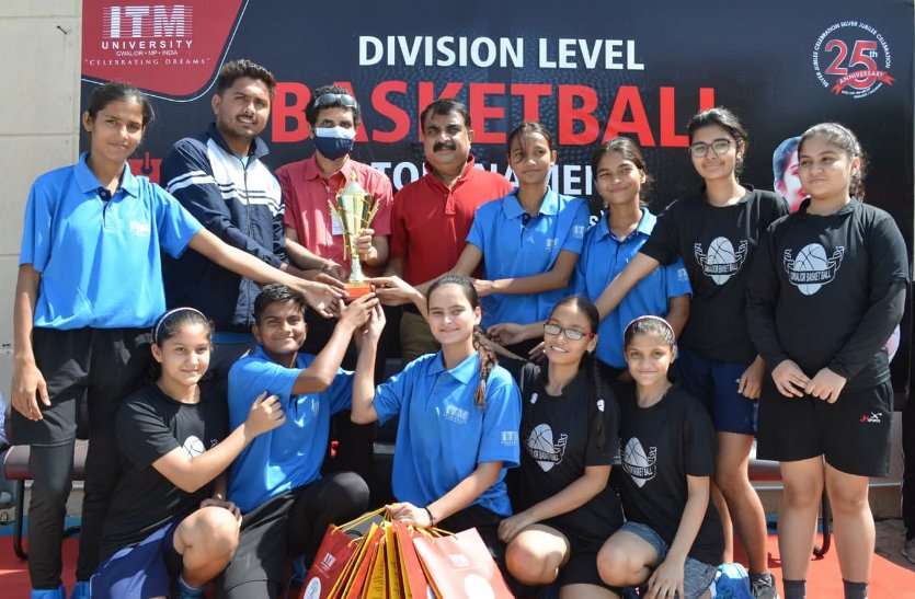 गल्र्स कैटेगरी में आइटीएम और ब्वॉयज में डीसीसी टीम ने जीती ट्रॉफी गल्र्स कैटेगरी में आइटीएम और ब्वॉयज में डीसीसी टीम ने जीती ट्रॉफी