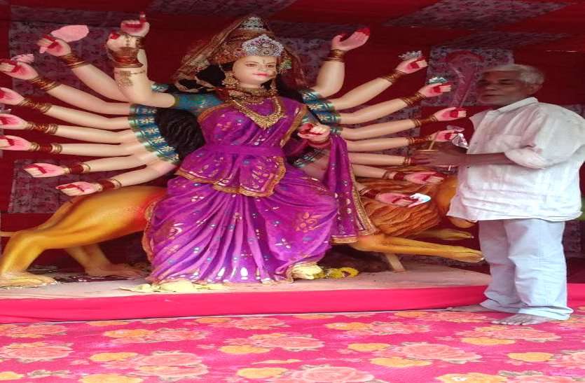 इस दुर्गा पंडाल में है अनोखी परंपरा, 37 सालों से रोज बदलता है माता का श्रृंगार, 7 घंटे खड़े रहकर पेंटर बदलता है चुनरी इस दुर्गा पंडाल में है अनोखी परंपरा, 37 सालों से रोज बदलता है माता का श्रृंगार, 7 घंटे खड़े रहकर पेंटर बदलता है चुनरी