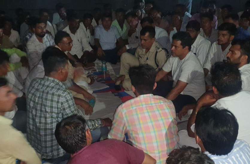 बाड़मेर : रिफाइनरी के बाहर धरना, स्थानीय लोगों ने मांगी रोजगार में प्राथमिकता बाड़मेर : रिफाइनरी के बाहर रात में धरना, स्थानीय लोगों ने मांगी रोजगार में प्राथमिकता