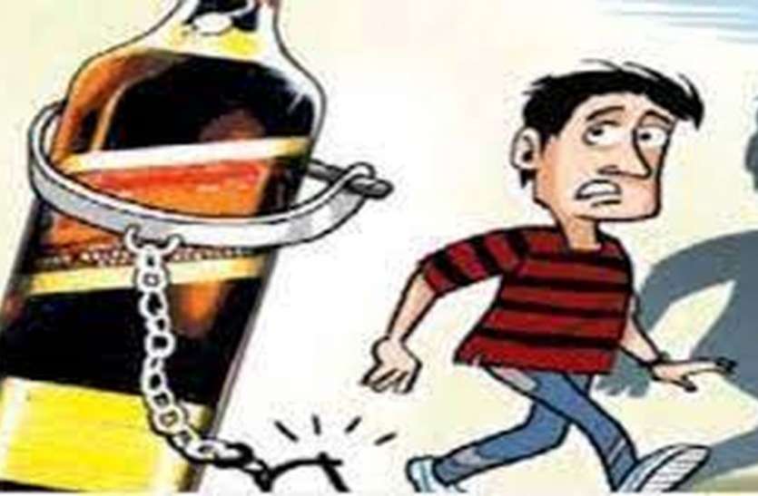 अवैध शराब के ठिकानों पर पुलिस की छापेमारी, तीन जने गिरफ्तार अवैध शराब के ठिकानों पर पुलिस की छापेमारी, तीन जने गिरफ्तार