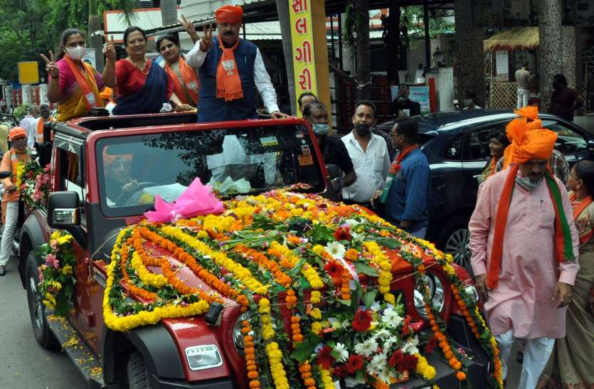 SURAT BJP NEWS: मंत्रियों के स्वागत में उमड़े भाजपा कार्यकर्ता SURAT BJP NEWS: मंत्रियों के स्वागत में उमड़े भाजपा कार्यकर्ता