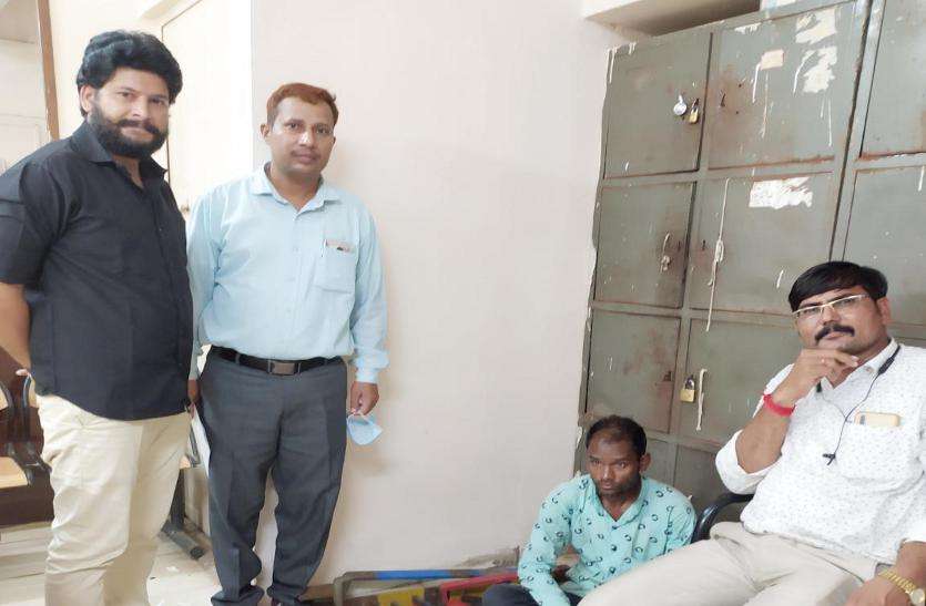 रेलवे परिसर से तांबा चोरी का आरोपी गिरफ्तार रेलवे परिसर से तांबा चोरी का आरोपी गिरफ्तार