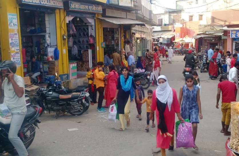 नवरात्र पर्व से गुलजार होने लगे बाजार, दीपावली पर्व से व्यापार-रोजगार रफ्तार पकडऩे की उम्मीदें नवरात्र पर्व से गुलजार होने लगे बाजार, दीपावली पर्व से व्यापार-रोजगार रफ्तार पकडऩे की उम्मीदें