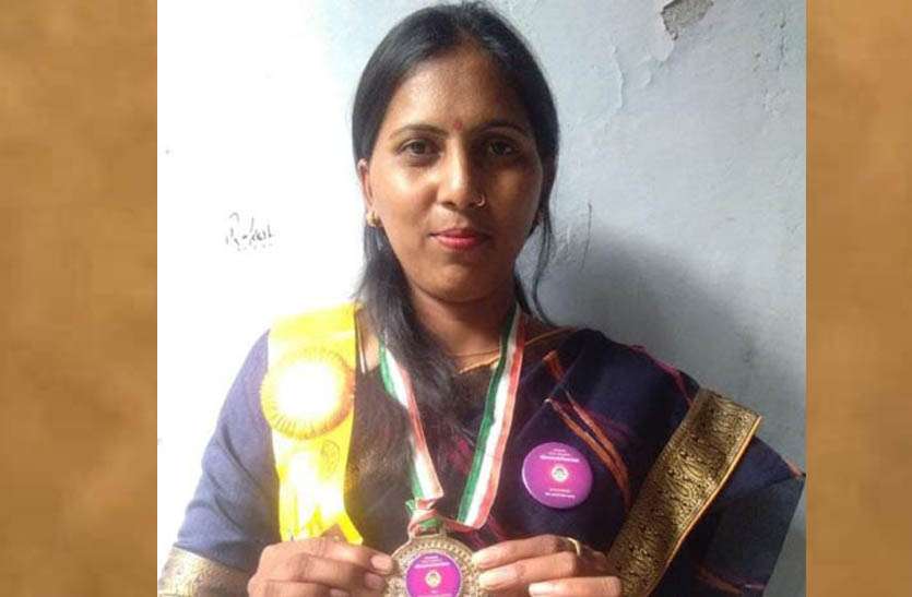 बाधाओं का मुकाबला कर मिसाल बनी सोना, सीएम आज करेंगे सम्मानित बाधाओं का मुकाबला कर मिसाल बनी सोना, सीएम आज करेंगे सम्मानित