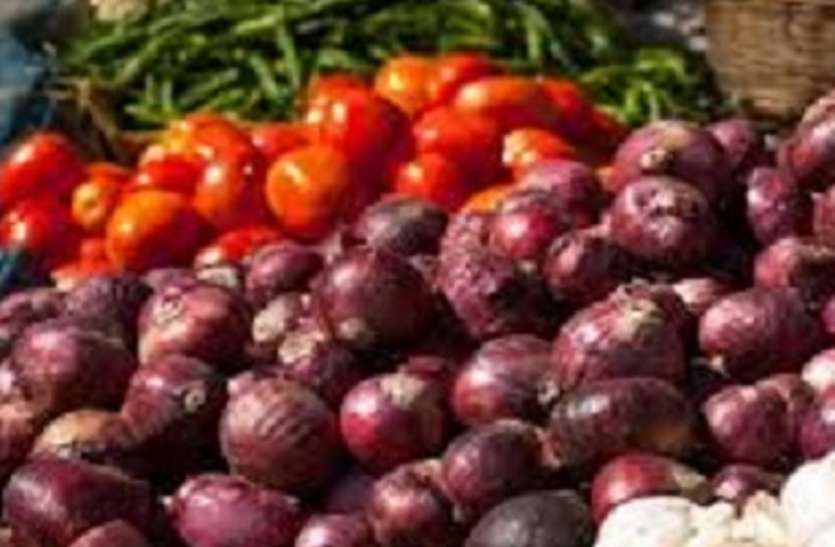 टमाटर तीन गुना और प्याज दो गुना हुआ महंगा टमाटर तीन गुना और प्याज दो गुना हुआ महंगा