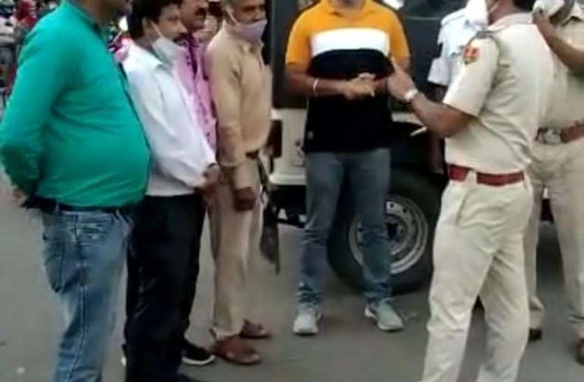 अतिरिक्त ट्रैफिक पुलिसकर्मी तैनात, दुकानों के बाहर सामान न रखने पर सहमति अतिरिक्त ट्रैफिक पुलिसकर्मी तैनात, दुकानों के बाहर सामान न रखने पर सहमति
