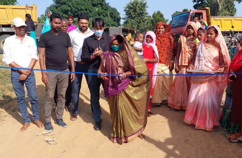 Now the command of Haat Bazaar in the hands of women of Self Help Groups अब स्व सहायता समूह की महिलाओं के हाथों में हाट बाजार की कमान