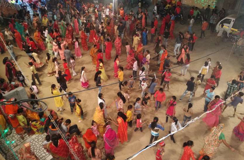 डांडिया की खनक, गरबा की धूम, मोहल्लों से मंदिरों तक मंत्रों की गूंज डांडिया की खनक, गरबा की धूम, मोहल्लों से मंदिरों तक मंत्रों की गूंज