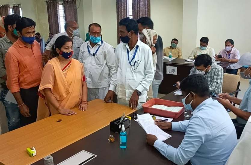 जनसुनवाई में कलेक्टनर ने आवेदनों का मौके पर ही किया निराकरण जनसुनवाई में कलेक्टनर ने आवेदनों का मौके पर ही किया निराकरण