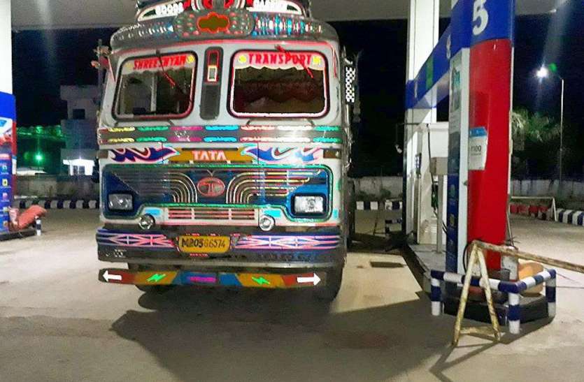 पेट्रोल पंप पर मशीन से हजारों लीटर मिलावटी पेट्रोल टैंकर में भर सप्लाई करने की थी तैयारी , राजस्व अमले ने पकड़ा पेट्रोल पंप पर मशीन से हजारों लीटर मिलावटी पेट्रोल टैंकर में भर सप्लाई करने की थी तैयारी , राजस्व अमले ने पकड़ा