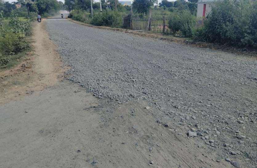 Panchayat built a road worth Rs 14 lakh, using footpath instead of rur पंचायत ने 14 लाख रूपए की बनाई सडक़, ग्रामीण सडक़ की बजाय पगडंडी का कर रहे इस्तेमाल