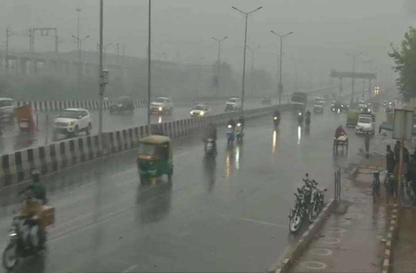 Delhi Weather News Updates Today Delhi Weather News Updates Today: दिल्ली में गर्मी से मिलेगी राहत, बारिश का अलर्ट जारी