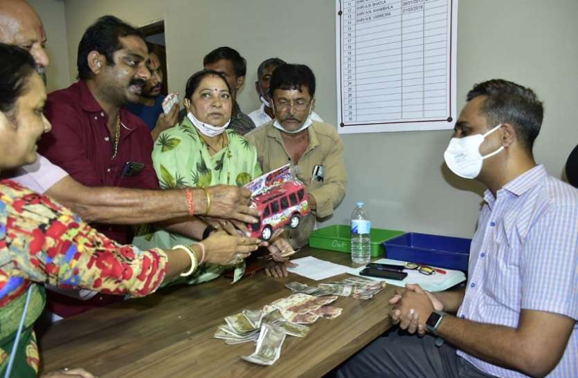 एसटी बसों के किराए में वृद्धि, प्रबंधक को खिलौना बस भेंट एसटी बसों के किराए में वृद्धि, प्रबंधक को खिलौना बस भेंट