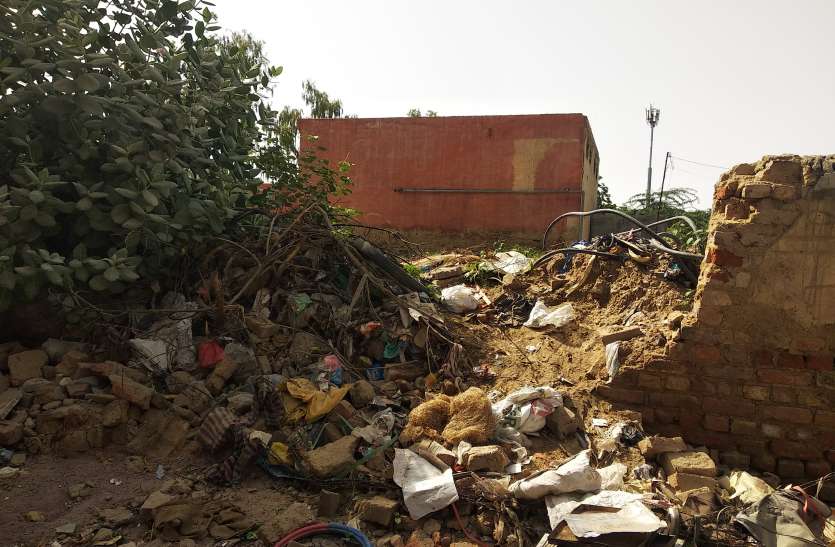 शहर में करोड़ों के विकास कार्यों का दावा, निगम अपने भण्डार की दीवार को ही ठीक नहीं करवा पा रहा शहर में करोड़ों के विकास कार्यों का दावा, निगम अपने भण्डार की दीवार को ही ठीक नहीं करवा पा रहा