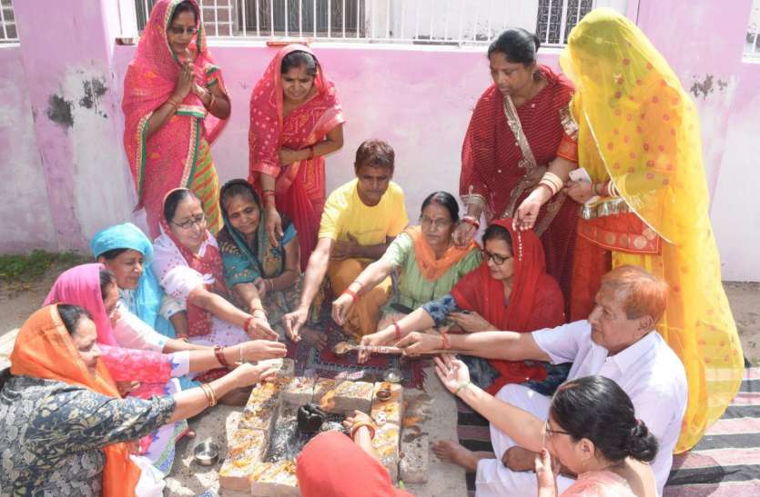 दुर्गाष्टमी पर शक्ति की उपासना, घरों व मंदिरों में कन्या पूजन दुर्गाष्टमी पर शक्ति की उपासना, घरों व मंदिरों में कन्या पूजन