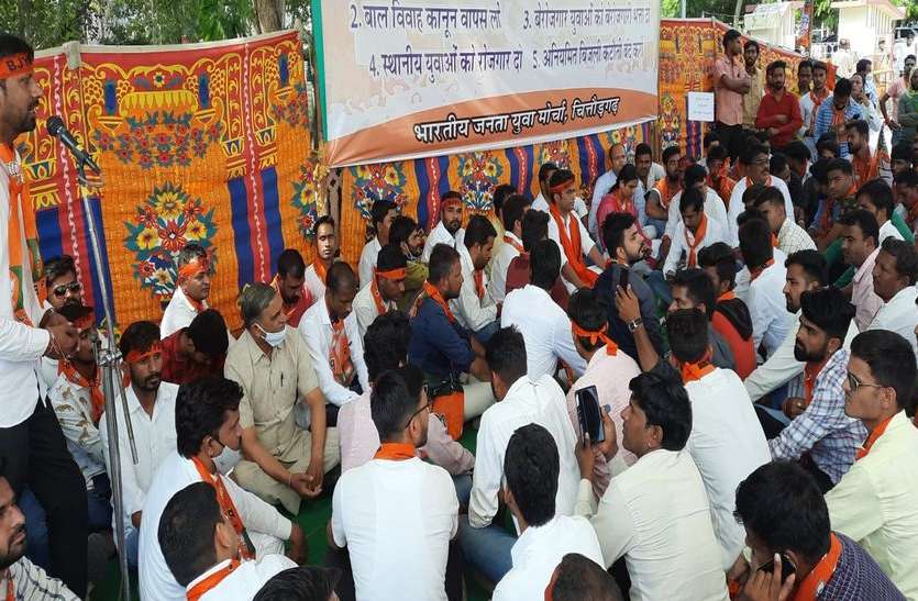 जनमत का अपमान कर रही सरकार जनमत का अपमान कर रही सरकार