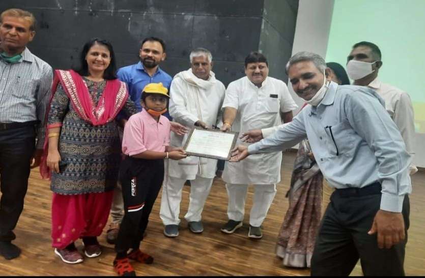 बालिकाएं माँ दुर्गा का रूप होती है बालिकाएं माँ दुर्गा का रूप होती है