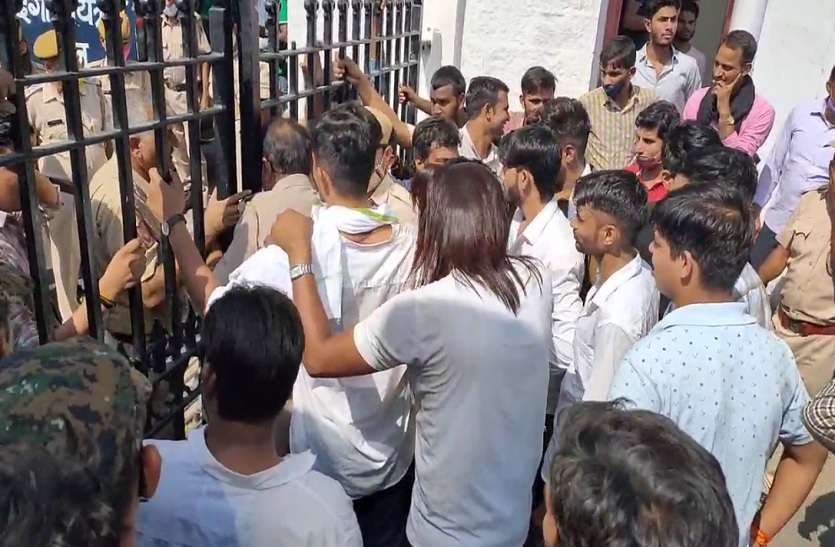 ABVP Protest- शिक्षामंत्री को बर्खास्त किए जाने की मांग ABVP Protest- शिक्षामंत्री को बर्खास्त किए जाने की मांग