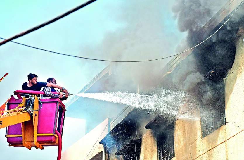 Fire in crockery factory, smoke visible up to five kilometers away क्रॉॅकरी फैक्ट्री में भीषण आग, पांच किलोमीटर दूर तक दिखा धुआं...