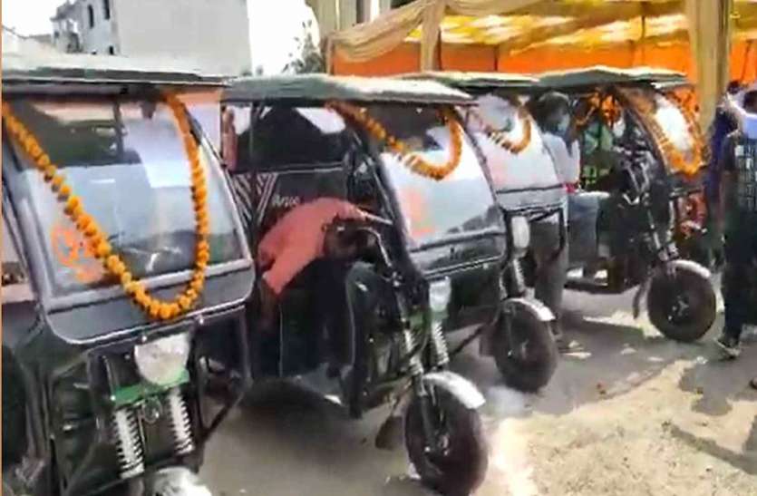 Garbage will be picked up from door to door through e-rickshaw ई-रिक्शा के जरिये शहर की संकरी गलियों में घर-घर से उठेगा कचरा, सांसद ने किया उद्घाटन