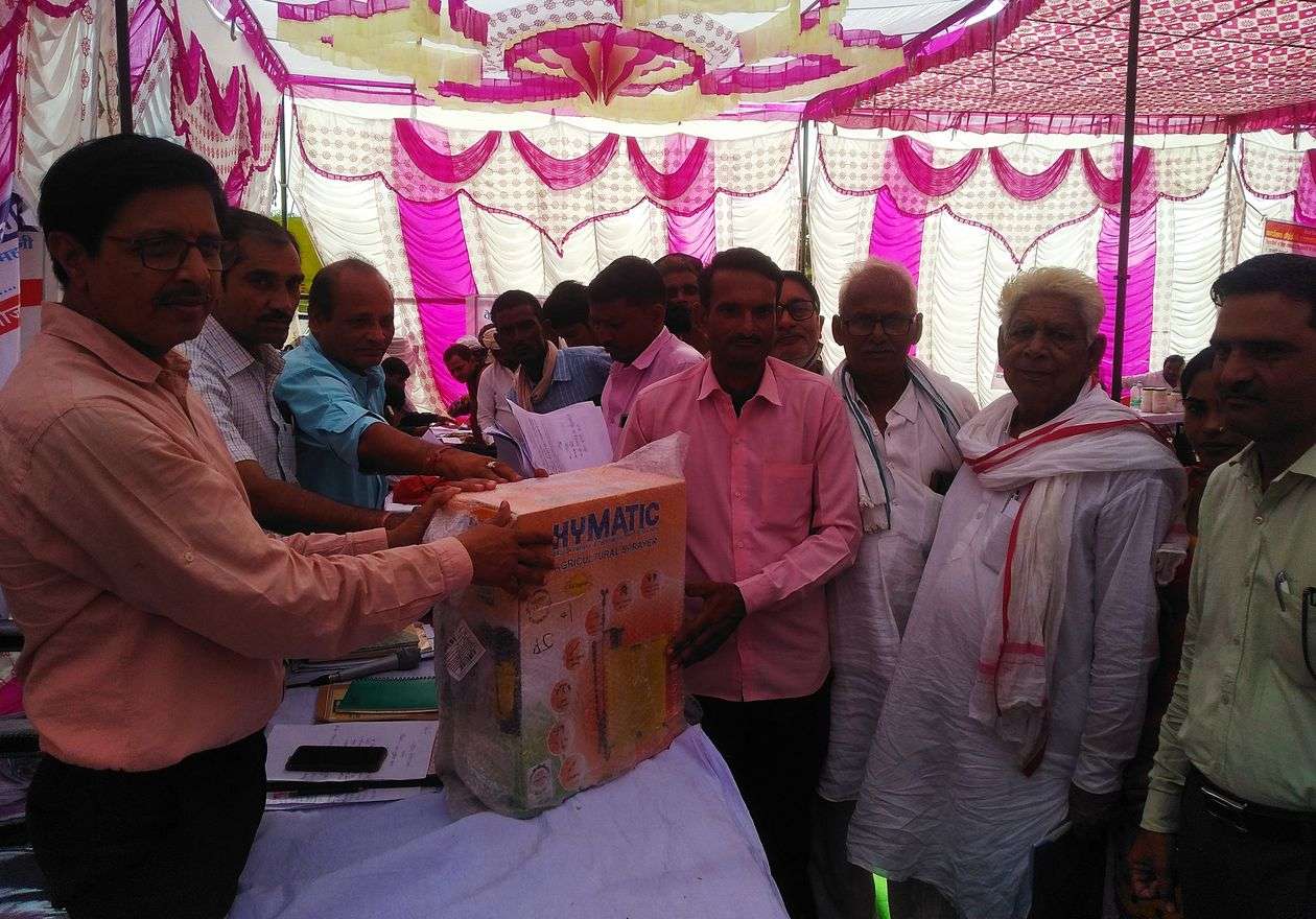 गांव में प्रशासन ने लगाया शिविर, घूंघट में रह सरपंच ने निबटाए कार्य