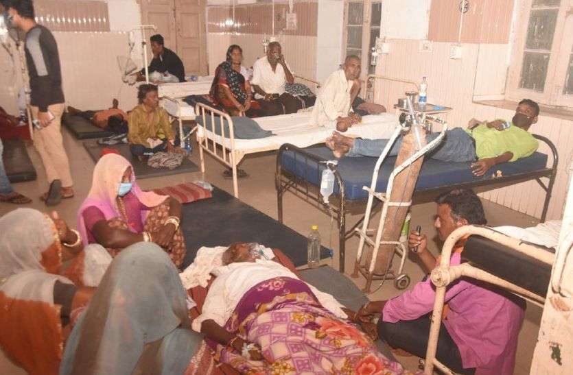 अस्पताल में जमीन पर उपचार करा रहे मरीज अस्पताल में जमीन पर उपचार कराने के लिए भी घर से दरी-चादर ल रहे मरीज