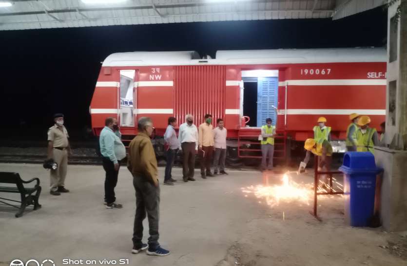 मालगाड़ी से टकराई बोलरो, काल का ग्रास बने लोग ! मालगाड़ी से टकराई बोलरो, काल का ग्रास बने लोग !