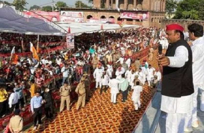 विजय रथयात्रा लेकर पहुंचे अखिलेश यादव ने कहा, फेंकू सरकार के बाद भाजपा अब बेचू सरकार भी हो गई विजय रथयात्रा लेकर पहुंचे अखिलेश यादव ने कहा, फेंकू सरकार के बाद भाजपा अब बेचू सरकार भी हो गई